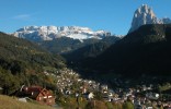 St. Ulrich im Grödnertal in Südtirol. Im Hintergrund sind die Sellagruppe und der Langkofelzu sehen.